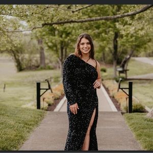 Selling my prom dress!! It’s got a mermaid end. Ask for more pics!!